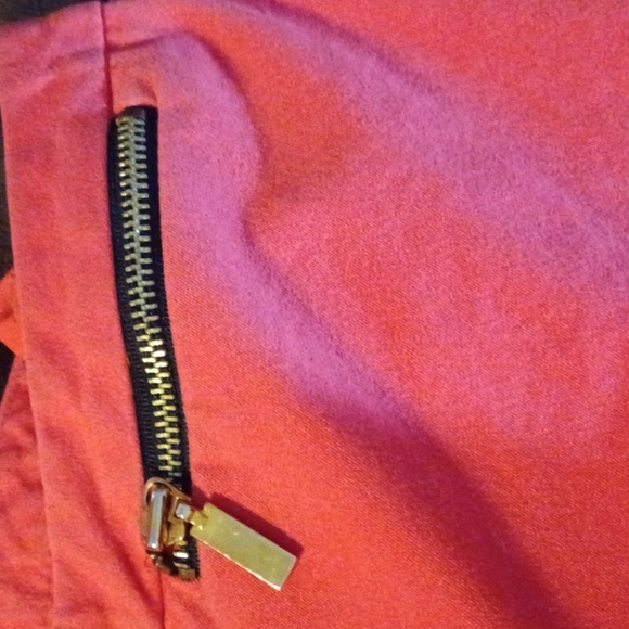 ALFANI, RED PANTS, SIZE 12, TWO ZIPPER POCKETS IN FRONT. - Picture 3 of 5
